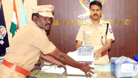 போலீசாருக்கு வாகனத்தின் வேகத்தை அளவீடும் கருவியை வழங்கினார்.