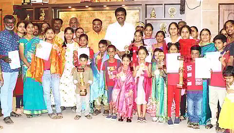 வெற்றி பெற்ற மாணவ-மாணவிகளுக்கு பரிசு வழங்கல்.