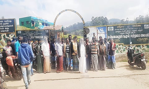 முற்றுகை போராட்டத்தில் ஈடுபட்ட விவசாயிகள்.