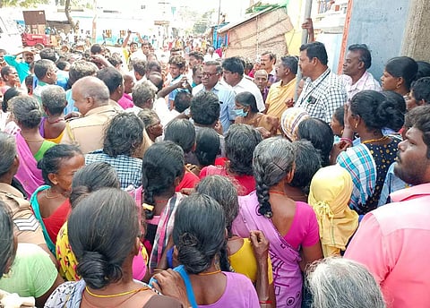 தாசில்தாரை முற்றுகையிட்ட பெண்கள்