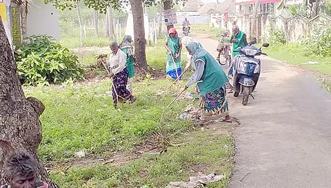 தூய்மை பணியில் ஈடுப்பட்டுள்ள ஊழியர்கள்.