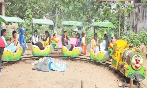 நாகர்கோவில் வேப்பமூடு பூங்காவில் இளம்பெண்கள் ராட்டினம் சுற்றியபோது எடுத்த படம்.