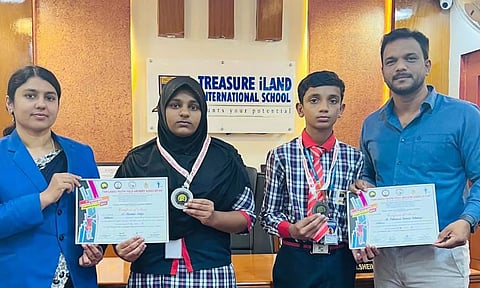 வெற்றி பெற்ற மாணவ, மாணவியை பள்ளி தாளாளர்,முதல்வர்  பாராட்டிய காட்சி.