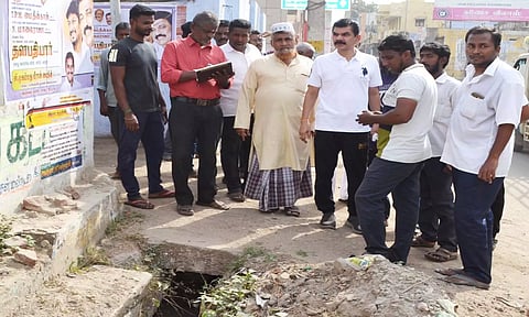 டவுன்- குற்றாலம் ரோட்டில் மேயர் சரவணன் ஆய்வு செய்த காட்சி.