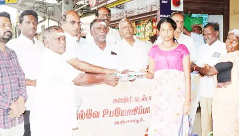 பயணிகளுக்கு இனிப்பு வழங்கப்பட்டது.