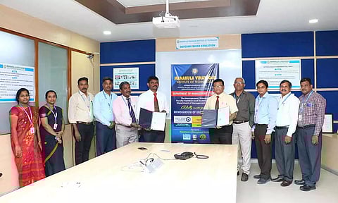 மணக்குள விநாயகர் தொழில் நுட்பக்கல்லூரியில் புரிந்துணர்வு ஒப்பந்தம் செய்து கொண்ட காட்சி.