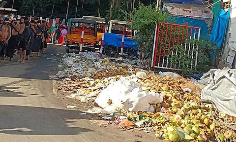 பழனி அடிவாரம் பகுதியில் கொட்டப்பட்ட குப்பைகள்.