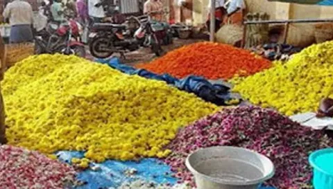 பரமத்தியில் பூக்களின் விலை கிடுகிடு உயர்வு