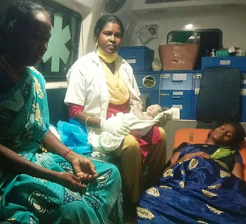 பண்ருட்டியில்ஓடும் 108ஆம்புலன்சில்  பெண்ணுக்குஅழகிய ஆண்குழந்தை பிறந்தது.