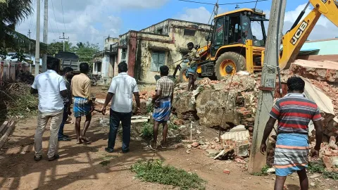 ஆலங்குடியில் கலையரங்கம் இடிப்பு