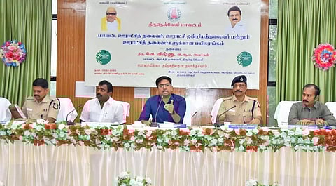 பயிற்சி கூட்டத்தில் கலெக்டர் விஷ்ணு பேசிய போது எடுத்தபடம். அருகில் மாவட்ட பஞ்சாயத்து தலைவர் வி.எஸ்.ஆர்.ஜெகதீஷ், மாவட்ட போலீஸ் சூப்பிரண்டு சரவணன், மாநகர துணை போலீஸ் கமிஷனர் சீனிவாசன் உள்ளனர்.&nbsp;