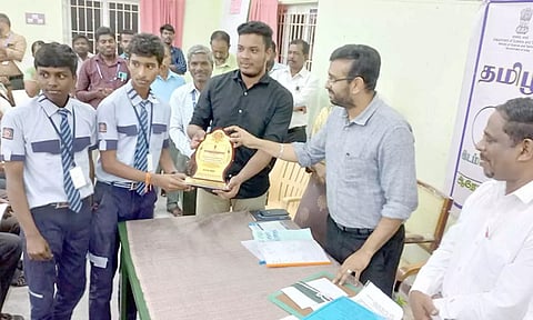 வெற்றி பெற்ற மாணவர்களுக்கு கலெக்டர் அருண் தம்புராஜ் பரிசு வழங்கினார்.