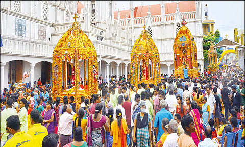 கோட்டார் புனித சவேரியார் பேராலய தேர் பவனியில் திரளான பக்தர்கள் பங்கேற்பு
