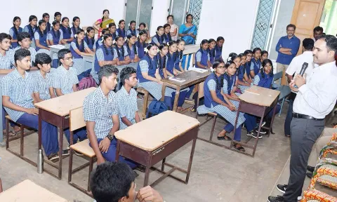 அரசு மாதிரி  பள்ளி  செயல்பாடுகள் குறித்து கலெக்டர் நேரடி ஆய்வு