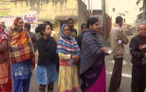 டெல்லி மாநகராட்சி தேர்தல்-  வாக்காளர் பட்டியலில் பெயர் இல்லை என பாஜக, காங்கிரஸ் புகார்