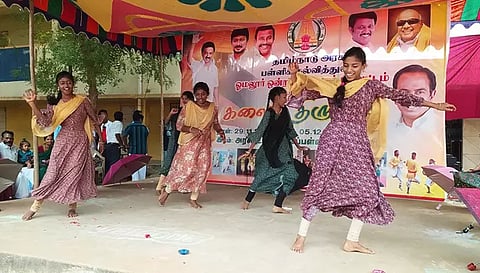 நடனம் ஆடிய மாணவிகள்.