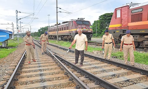 நாகர்கோவில் ரெயில் தண்டவாளத்தில் சோதனையில் ஈடுபட்ட போலீசாரை படத்தில் காணலாம்