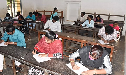 கடலூர் புனித வளனார் பள்ளியில் கிராம நிர்வாக உதவியாளர் எழுத்து தேர்வு  நடந்தது.