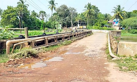 கடையனோடை பாலத்தை  படத்தில் காணலாம்.