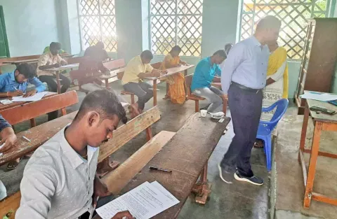 டவுனில் உள்ள ஒரு மையத்தில் தேர்வு எழுதியவர்களை படத்தில் காணலாம்.