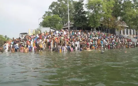 பவானி கூடுதுறையில் அலைமோதிய அய்யப்ப பக்தர்கள் கூட்டம்