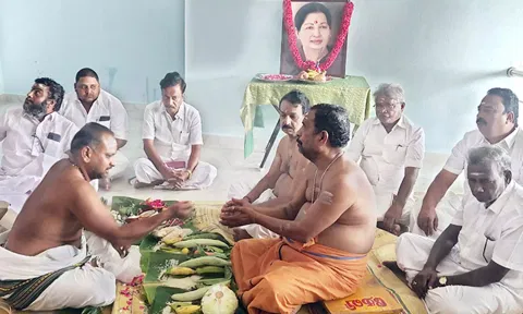 மறைந்த  முதல்- அமைச்சர் ஜெயலலிதாவுக்கு திதி கொடுத்த முன்னாள் அமைச்சர் ஓ.எஸ்.மணியன்.