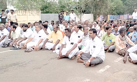 சாலை மறியலில் ஈடுபட்ட கிராமமக்கள்.