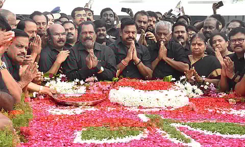 குடும்ப ஆட்சியை வீட்டுக்கு அனுப்பி, மக்கள் ஆட்சியை மலர செய்வோம்- ஜெயலலிதா நினைவு நாளில் அதிமுகவினர் உறுதிமொழி