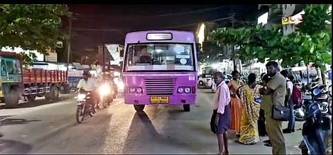 பழுதாகி நடுவழியில் நின்ற அரசு பஸ்சை படத்தில் காணலாம்.&nbsp;