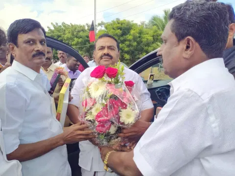 அமைச்சர் ராஜகண்ணப்பனை சாயல்குடி தி.மு.க. கிழக்கு ஒன்றிய செயலாளர் குலாம் முகைதீன், மேற்கு ஒன்றிய செயலாளர் ஜெயபாலன் ஆகியோர் பூங்கொத்து கொடுத்து வரவேற்றனர்.