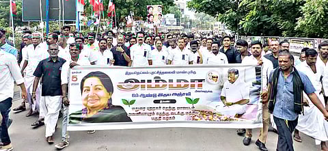 முன்னாள் முதல்வர் ஜெயலலிதாவின் 6-ம் ஆண்டு நினைவு தினத்தை முன்னிட்டு&nbsp;அ.தி.மு.க. ஓ.பி.எஸ். அணியினர் மாவட்ட செயலாளர்கள் முன்னாள் எம்.பி.கோபாலகிருஷ்ணன், அய்யப்பன் எம்.எல்.ஏ. முருகேசன் ஆகியோர் தலைமையில் அமைதி பேரணி நடந்தது.