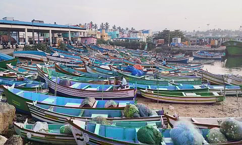 குமரி கடலில் நிறுத்தப்பட்டுள்ள விசைப்படகுகள் மற்றும் வள்ளங்கள்.