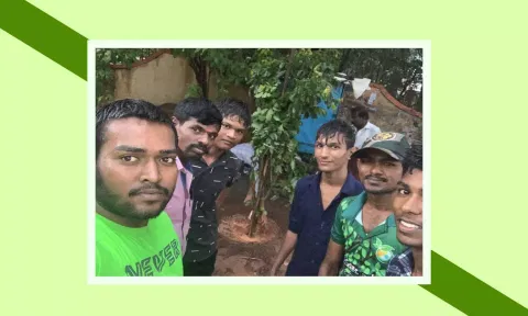 மரங்களை மறுநடவு செய்த பூவுலகை காப்போம் இயக்கத்தினர்.