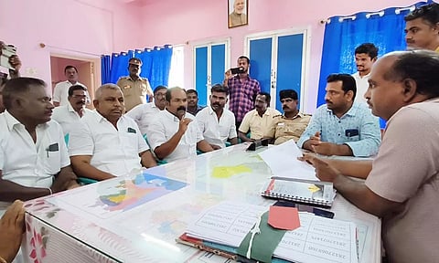 வட்டாட்சியர் பார்த்தசாரதியிடம் போராட்ட குழுவினர் பேச்சுவார்த்தை நடத்தினர்.