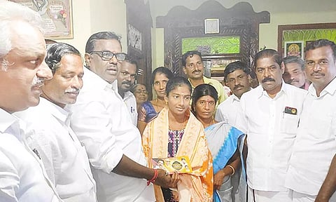 சாதனை படைத்த மாணவி அபிநயாவை, தமிழ்நாடு மீன் வளர்ச்சி கழக தலைவர் கவுதமன் பாராட்டினார்.