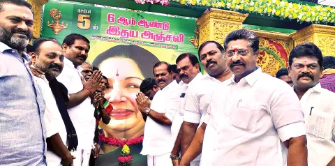 ராமநாதபுரத்தில் அ.தி.மு.க. சார்பில் ஜெயலலிதா படத்திற்கு நகர செயலாளர் பால்பாண்டியன் தலைமையில் நிர்வாகிகள் மலர் தூவி மரியாதை செலுத்தினர்.