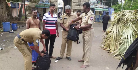 பவானி சங்கமேஸ்வரர் கோவிலில் போலீசார் பாதுகாப்பு