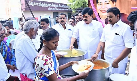 முன்னாள் அமைச்சர் கே.டி. ராஜேந்திரபாலாஜி பொதுமக்களுக்கு அன்னதானம் வழங்கினார்.