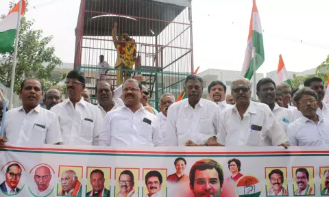 காங்கிரஸ் சார்பில் அம்பேத்கர் சிலைக்கு மாலை அணிவித்த முன்னாள் மத்திய மந்திரி தனுஷ்கோடி ஆதித்தன் மற்றும் நிர்வாகிகள்.