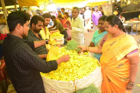 கோவை பூ மார்க்கெட்டில் பூக்கள் விலை கிடு கிடு உயர்வு