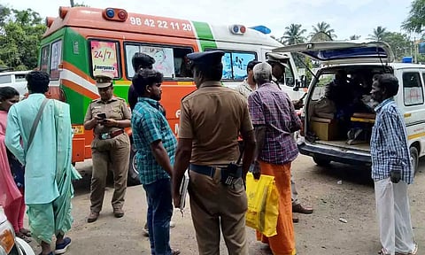 ஆதரவற்றவர்களை போலீசார் மீட்டு ஆம்புலன்சில் ஏற்றிய காட்சி.&nbsp;