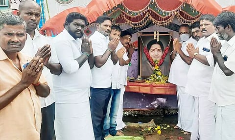 திருப்புவனம் ஒன்றியத்தில் அ.தி.மு.க.வினர் ஜெயலலிதா படத்திற்கு மலர் தூவி மரியாதை செலுத்தினர்.
