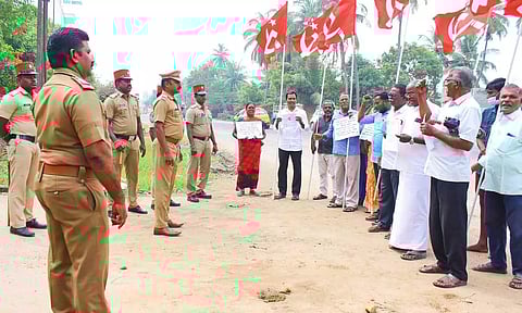 மார்க்சிஸ்டு கம்யூனிஸ்டு கட்சியினர் போராட்டத்தில் ஈடுபட்ட காட்சி.