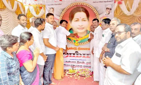 ஜெயலலிதாவின் நினைவு நாளில் மாலை அணிவித்து மரியாதை.