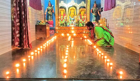 1008 விளக்கு ஏற்றப்பட்ட காட்சி.