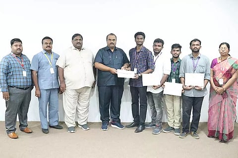 பரிசு சான்றிதழை மாணவர்கள் கல்லூரி நிர்வாகிகளிடம்  காட்டினர்.