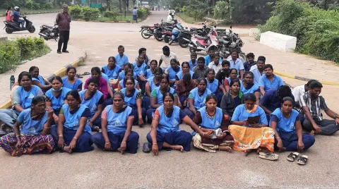 ஒப்பந்த பணியாளர்கள் 2-வது நாளாக வேலை நிறுத்த போராட்டம்