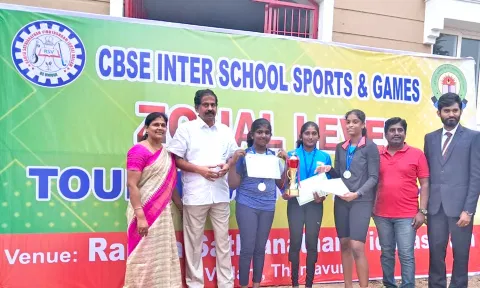 டென்னிஸ் போட்டியில் வெற்றி பெற்ற அணிகளுக்கு பரிசு வழங்கள்.