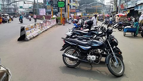 நாமக்கல் மணிக்கூண்டு அருகே நடுரோட்டில் இருசக்கரவாகனங்களை வரிசையாக நிறுத்தி வைக்கப்பட்டுள்ளதை படத்தில் காணலாம்.