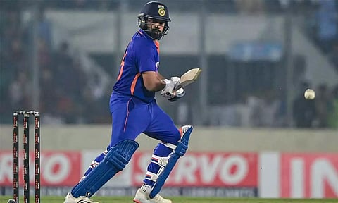 காயம்பட்ட கட்டைவிரலுடன் என்ன ஒரு அதிரடி..! ரசிகர்களின் பாராட்டு மழையில் ரோகித்